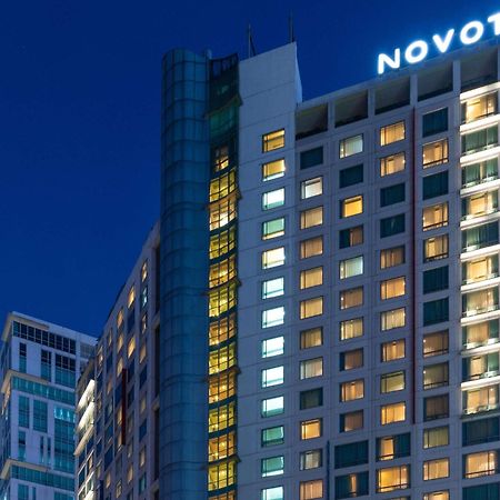 Novotel Manila Araneta City Hotel Экстерьер фото