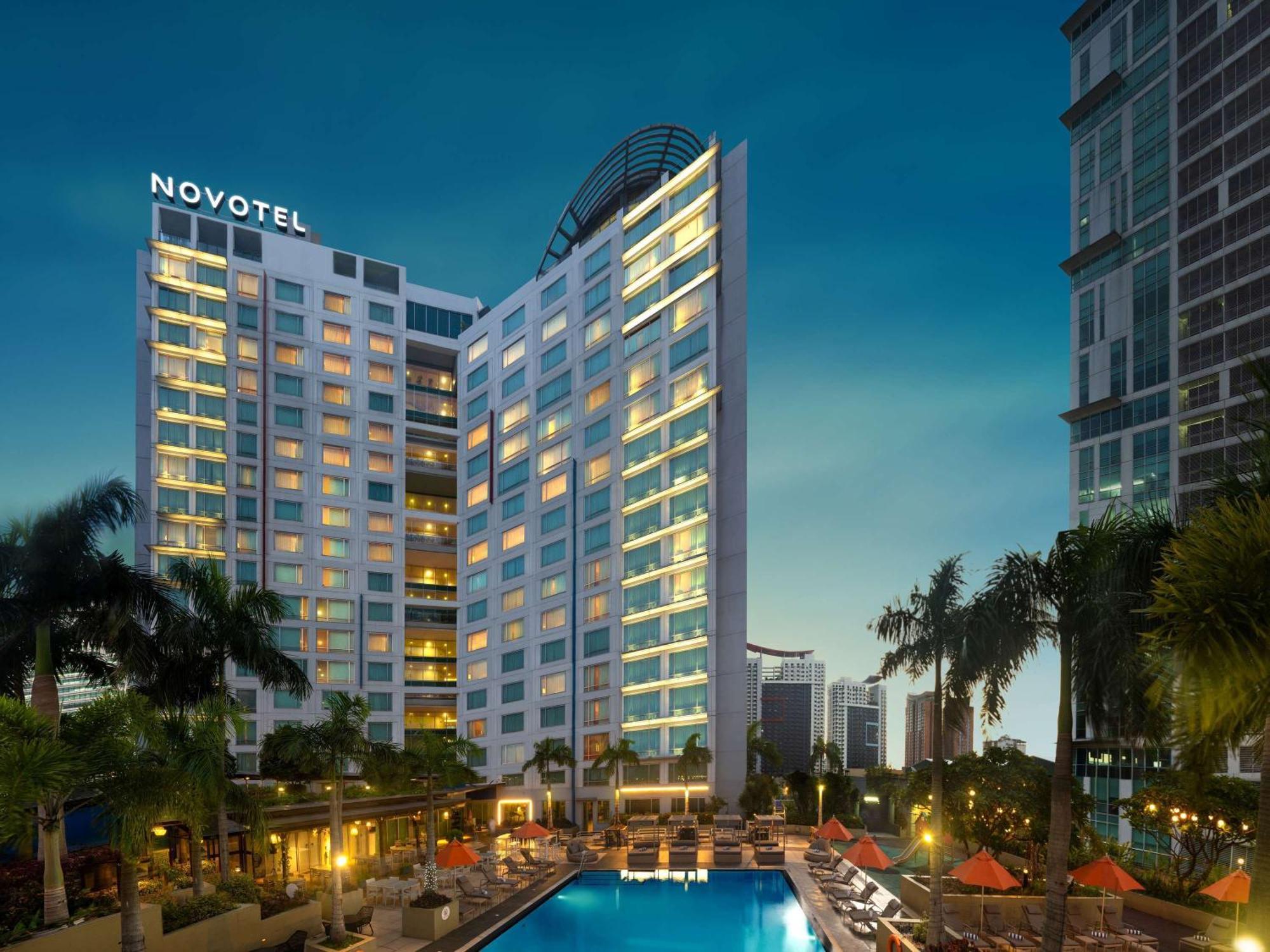 Novotel Manila Araneta City Hotel Экстерьер фото