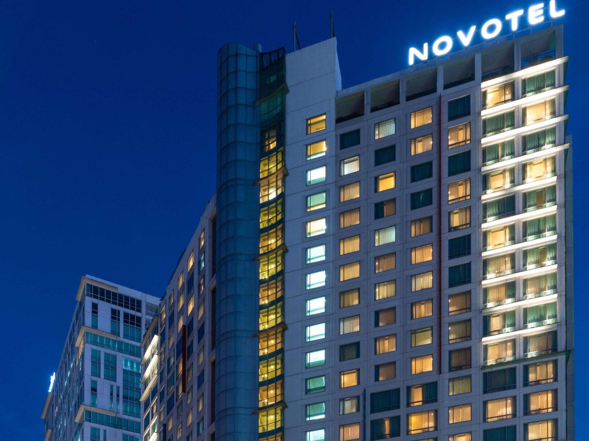 Novotel Manila Araneta City Hotel Экстерьер фото