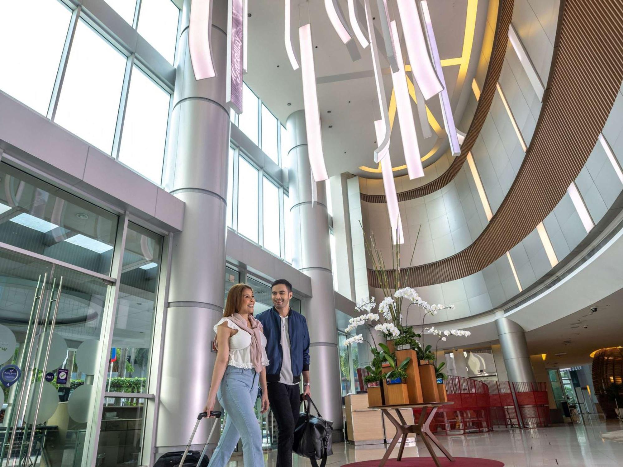Novotel Manila Araneta City Hotel Кесон-Сити Экстерьер фото
