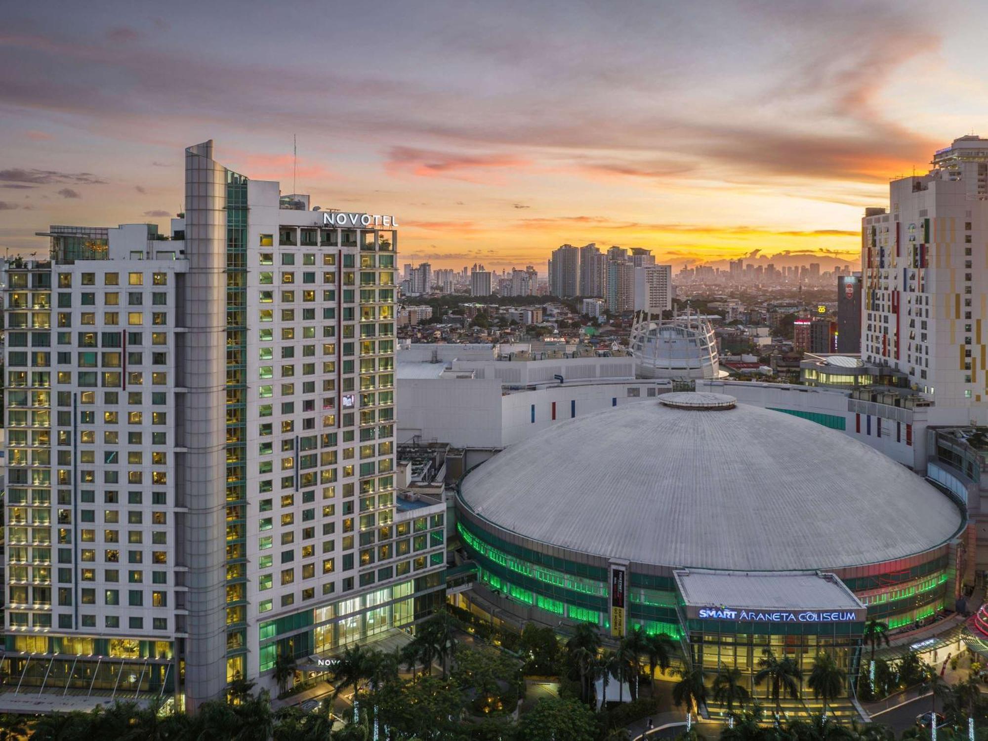 Novotel Manila Araneta City Hotel Экстерьер фото