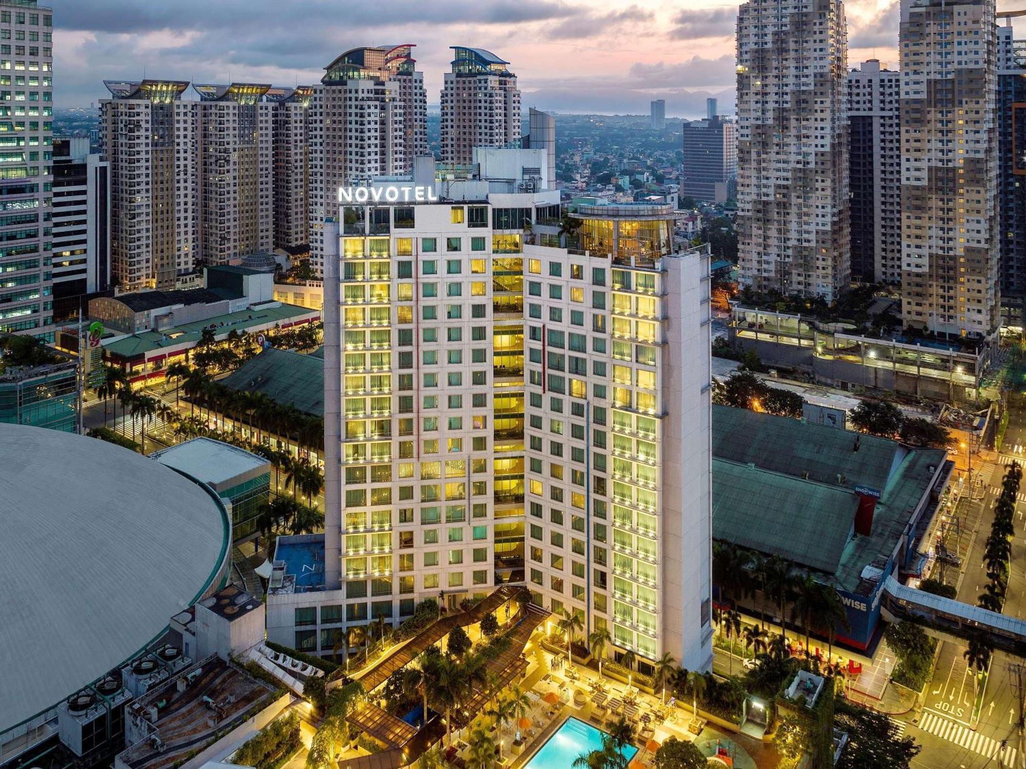 Novotel Manila Araneta City Hotel Экстерьер фото