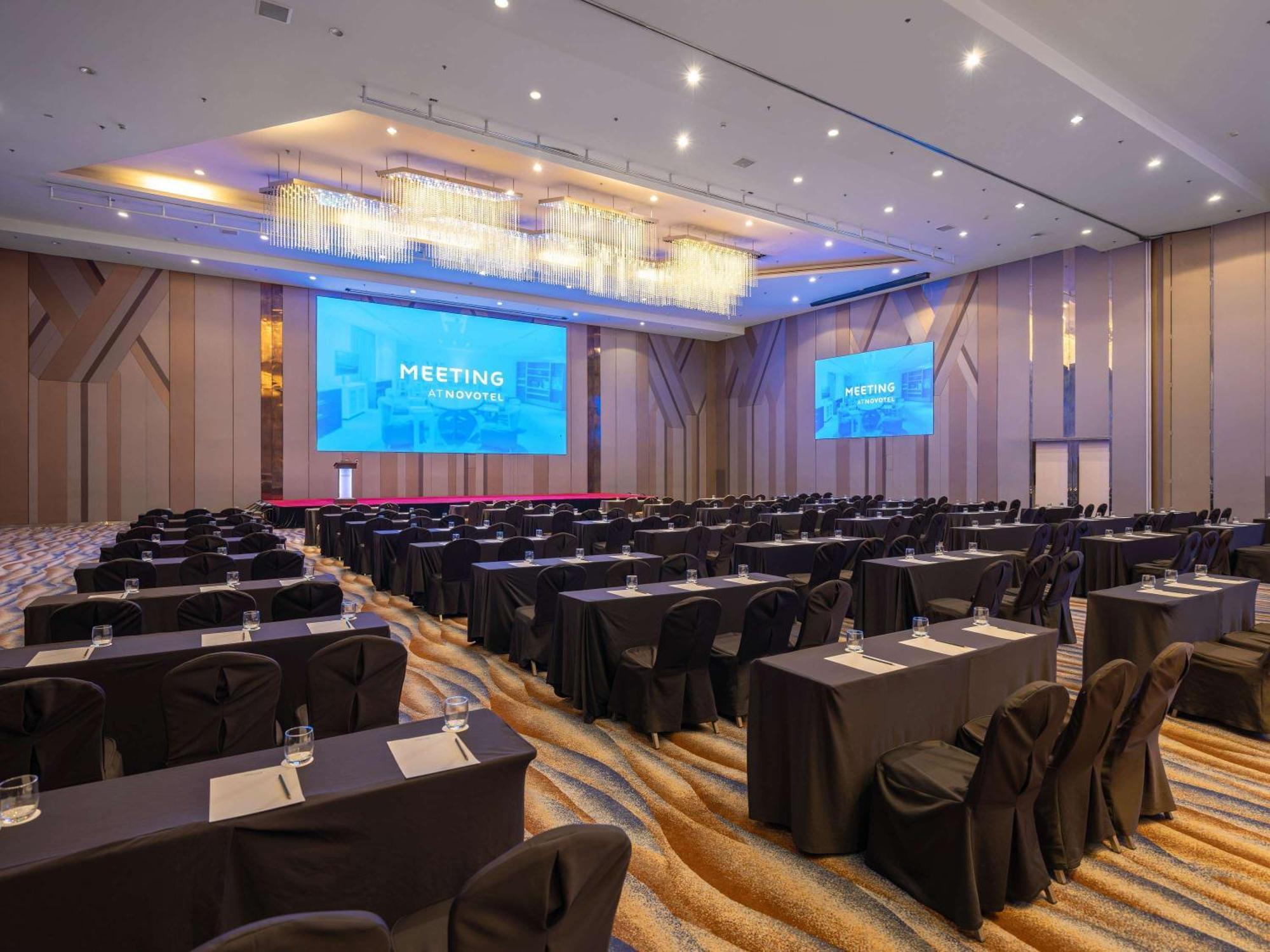 Novotel Manila Araneta City Hotel Кесон-Сити Экстерьер фото