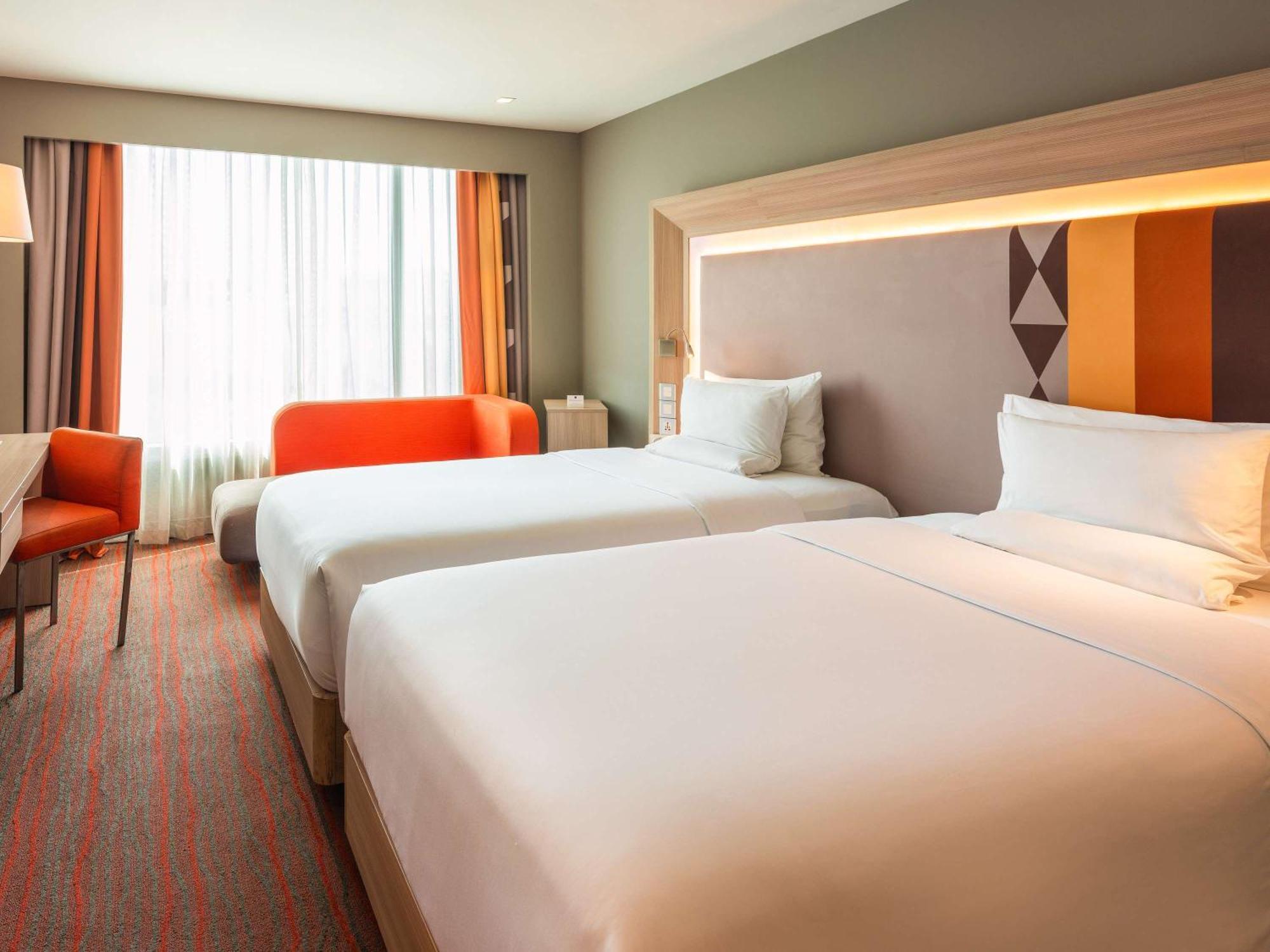 Novotel Manila Araneta City Hotel Экстерьер фото