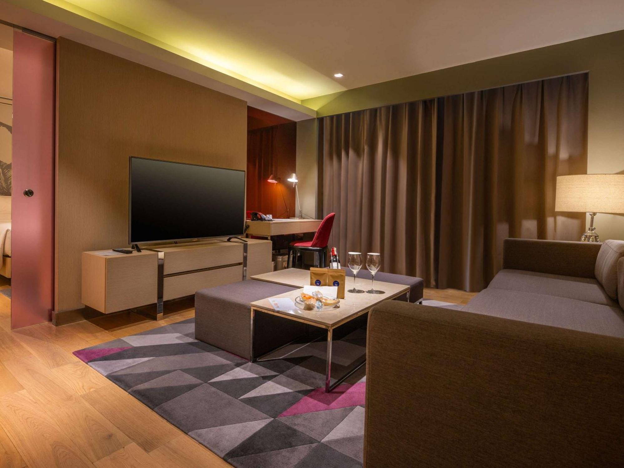 Novotel Manila Araneta City Hotel Кесон-Сити Экстерьер фото