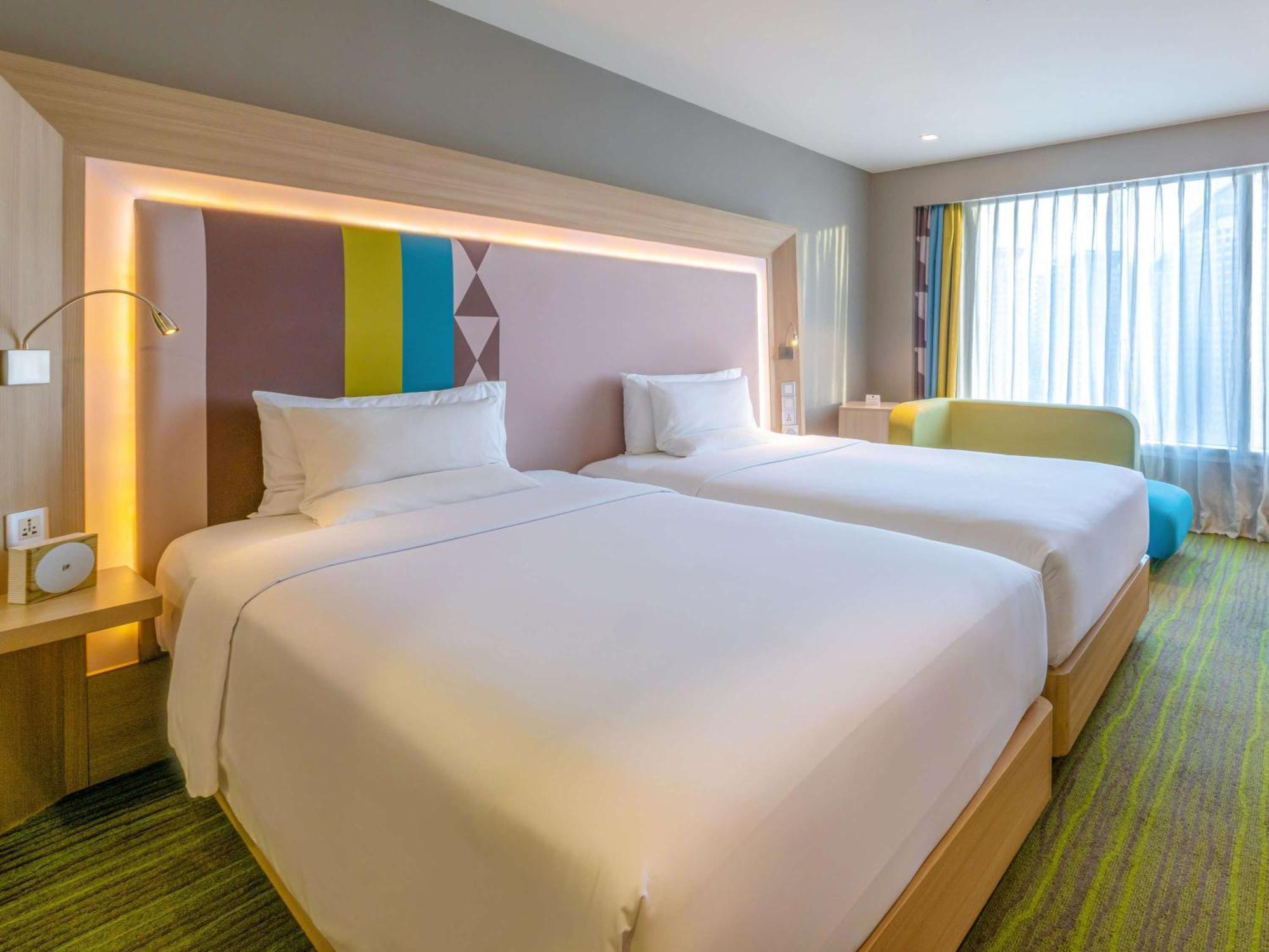 Novotel Manila Araneta City Hotel Экстерьер фото