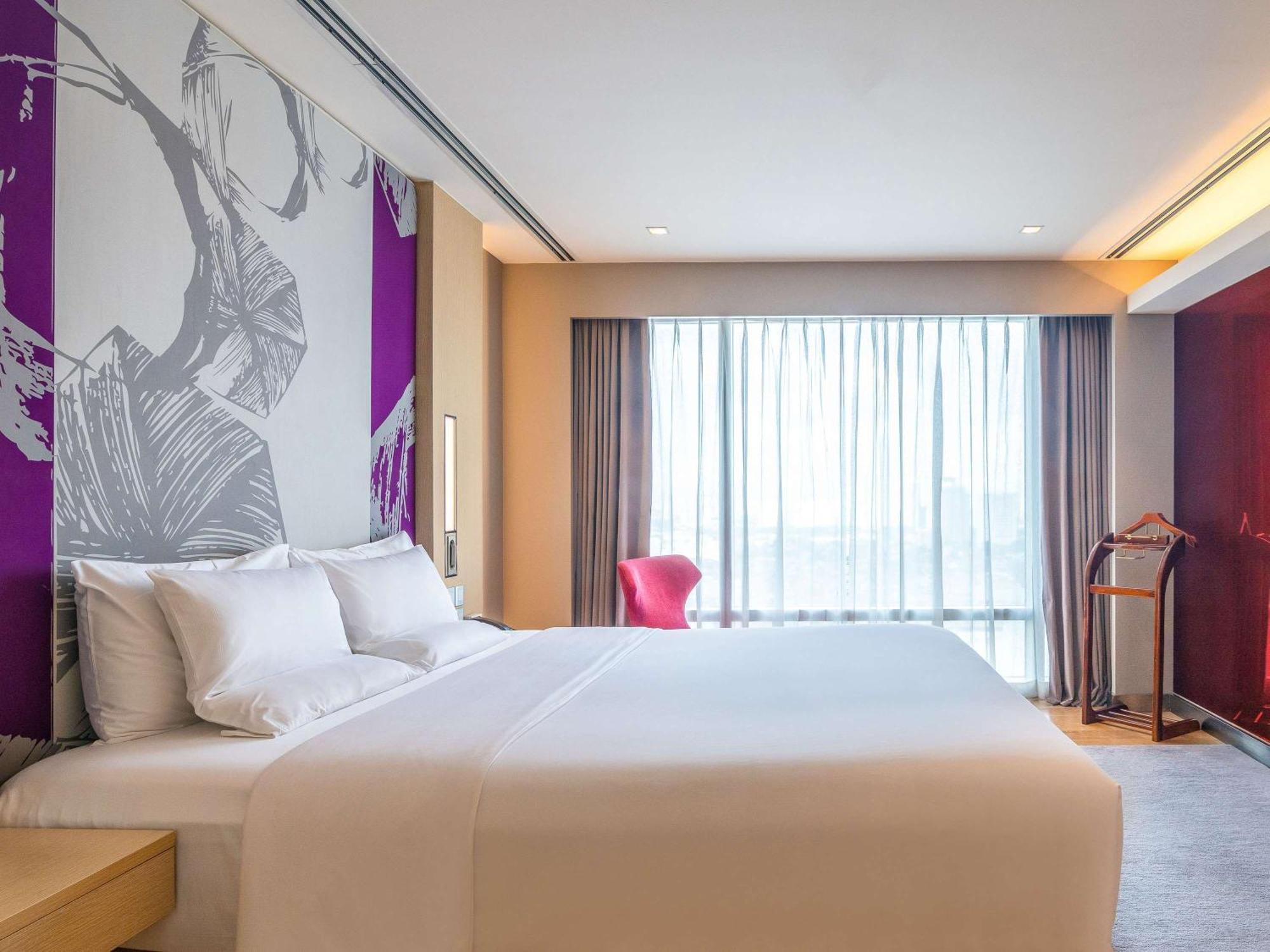 Novotel Manila Araneta City Hotel Экстерьер фото