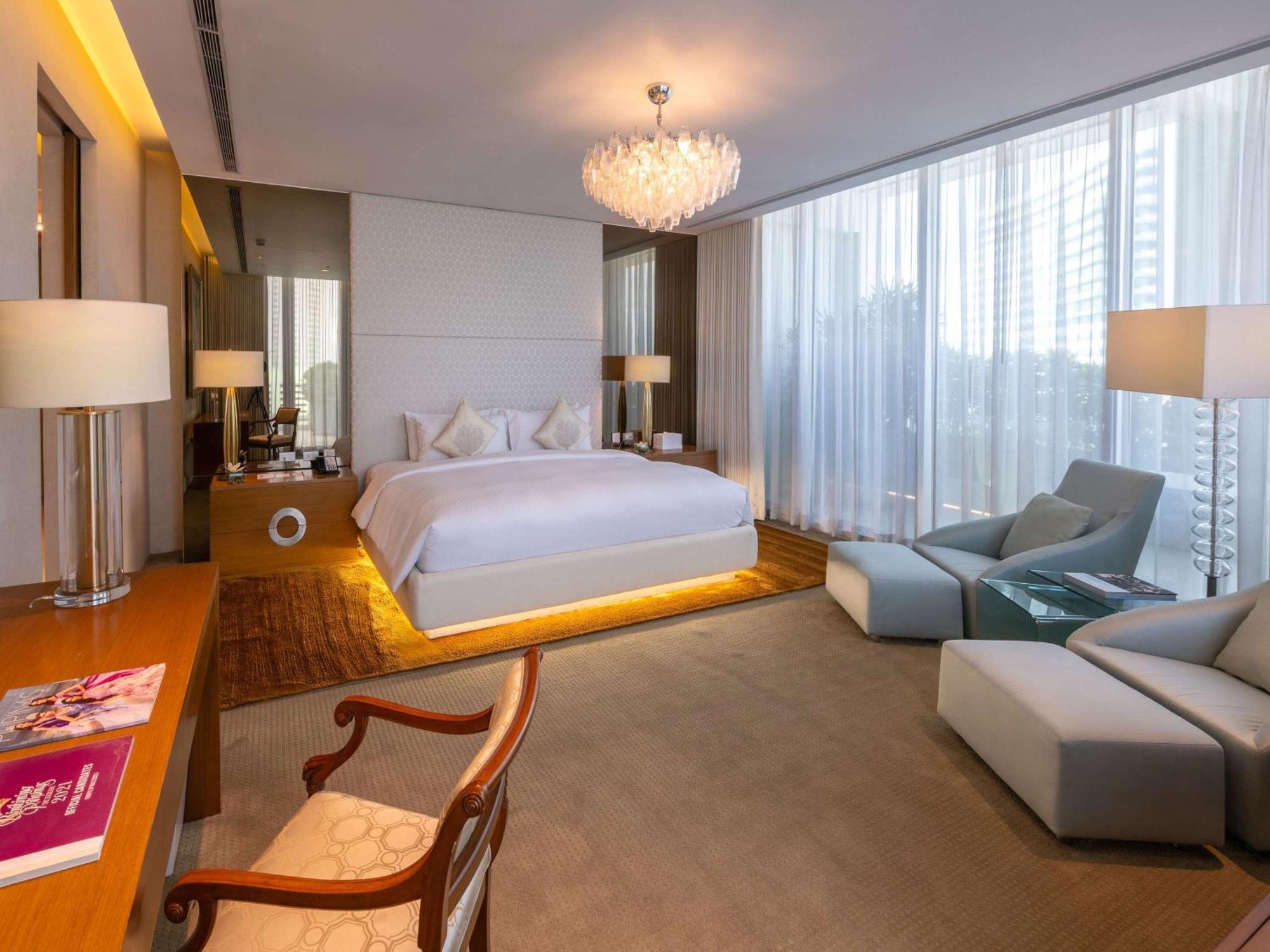 Novotel Manila Araneta City Hotel Кесон-Сити Экстерьер фото