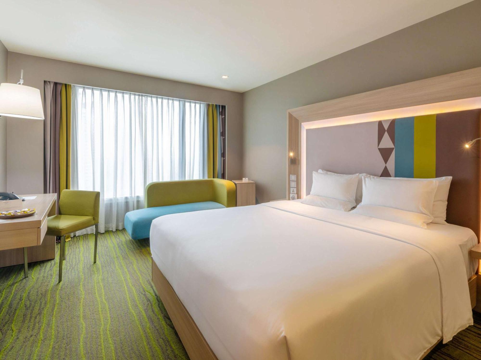 Novotel Manila Araneta City Hotel Экстерьер фото