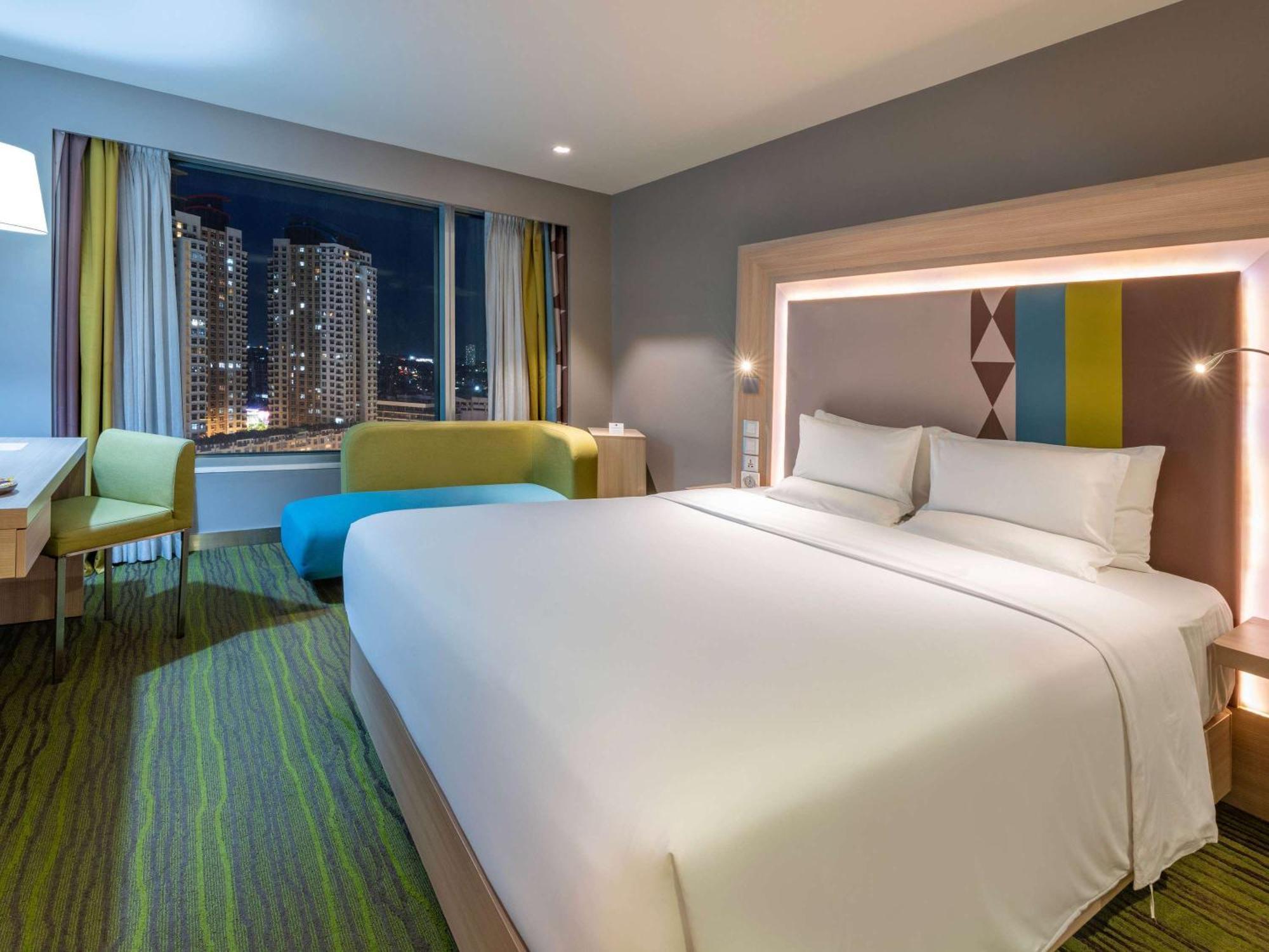 Novotel Manila Araneta City Hotel Экстерьер фото