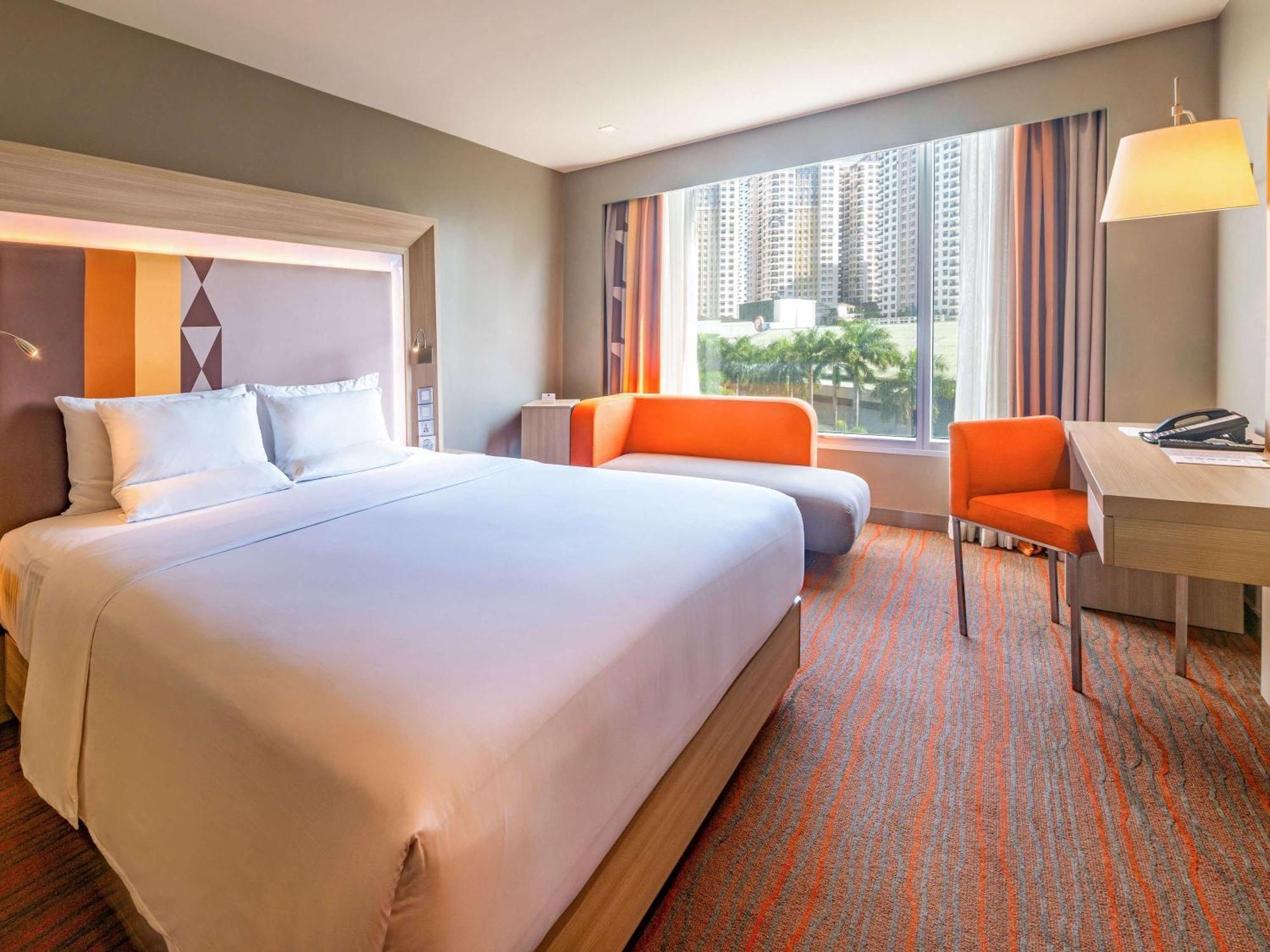 Novotel Manila Araneta City Hotel Экстерьер фото