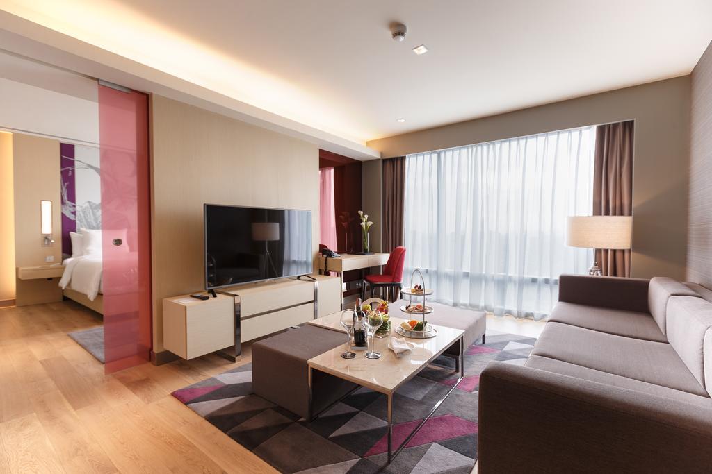 Novotel Manila Araneta City Hotel Кесон-Сити Экстерьер фото